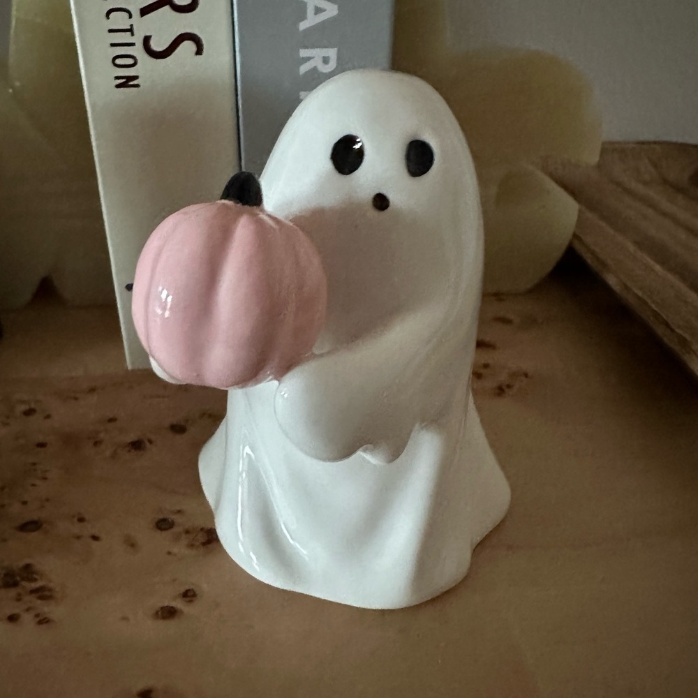 Ceramic mini Halloween bootiful ghost with pink pumpkin